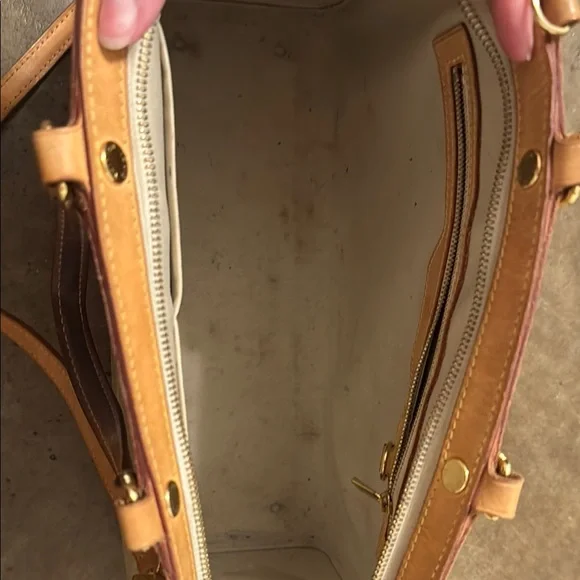 AUTHENTIC- Louis Vuitton Brea MM in Blanc Corail Vernis - Picture 9 of 15